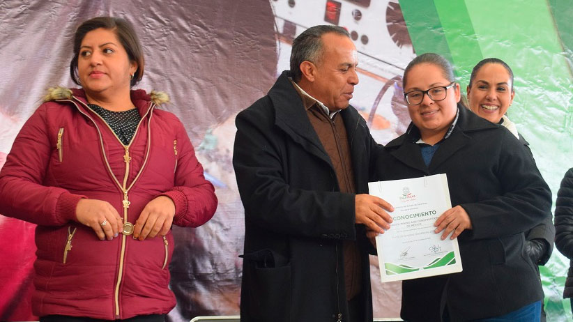 Entregan apoyos y becas de capacitación durante última Feria del Empleo de 2018