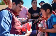 Julio César Chavez lleva sonrisas y alegría a miles de niños Guadalupenses con posadas navideñas