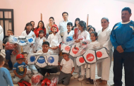 Equipa Miguel Torres a niños del taller de Karate