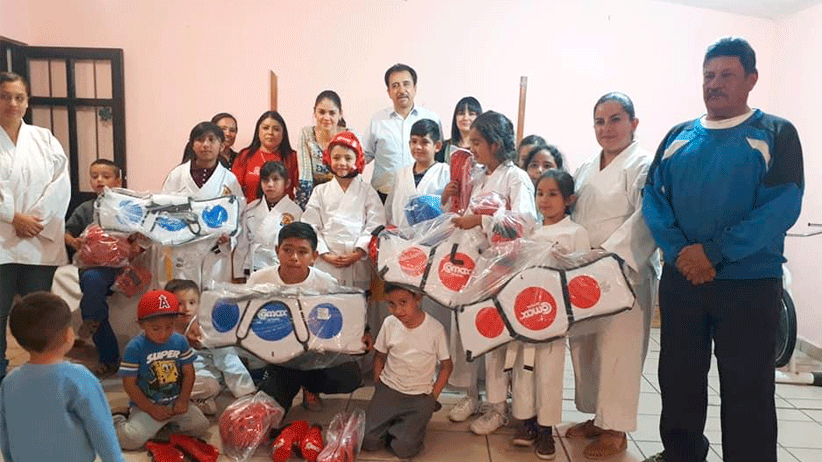 Equipa Miguel Torres a niños del taller de Karate