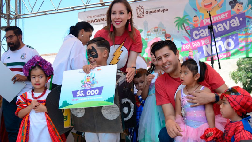 Abarrotado Jardín Juárez durante el Primer Carnaval del día del niño