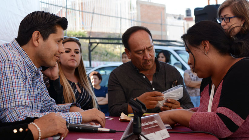 Atiende Julio César Chávez Peticiones en El Salero