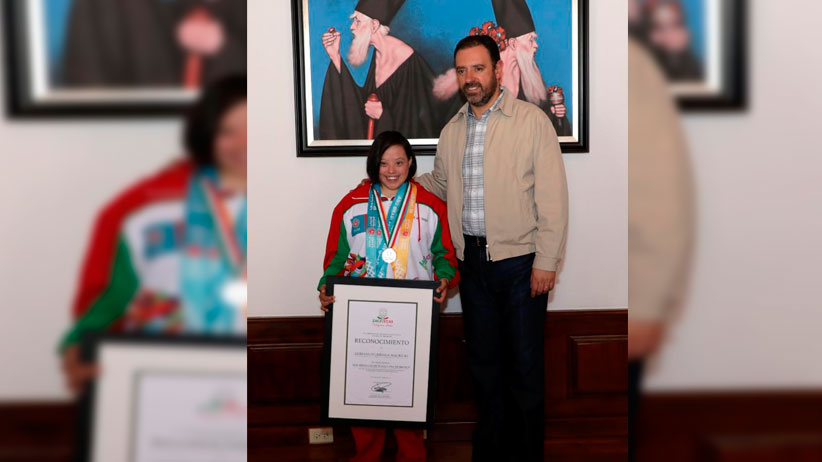 Gobernador condecora con Medalla de Plata a Adriana Iturriaga, campeona de Juegos Olímpicos Especiales 2019