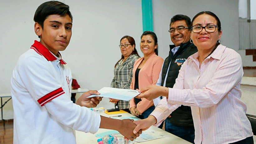 Gestiona Gregorio Macías 294 becas ante la SEDUZAC