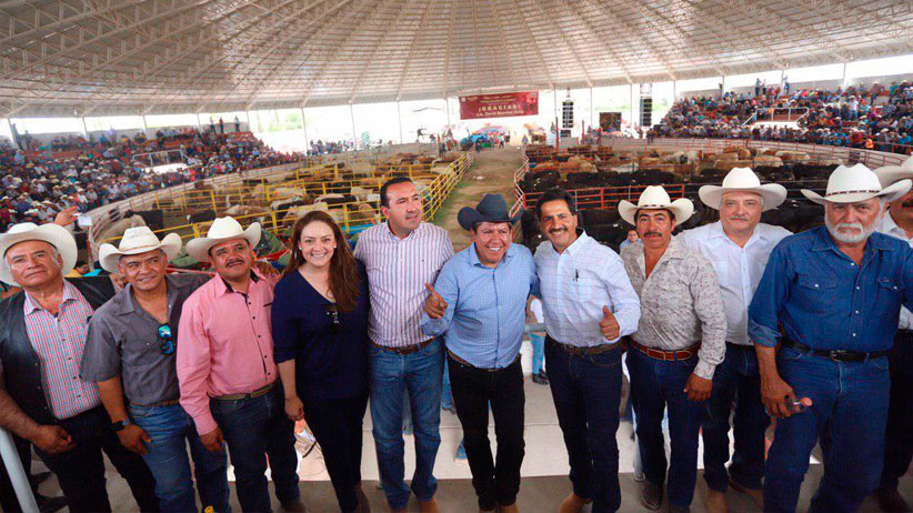 Anuncia David Monreal plan nacional de sanidad, tras entrega de Crédito Ganadero en el norte de Zacatecas
