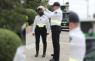Motociclistas de Policía de Seguridad Vial reciben cascos de seguridad