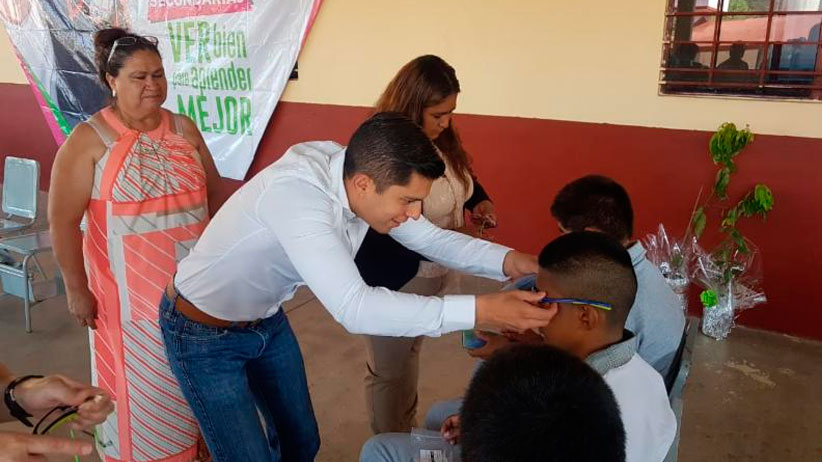 Benefician a 187 estudiantes de secundaria de Apulco y Nochistlán con lentes gratuitos