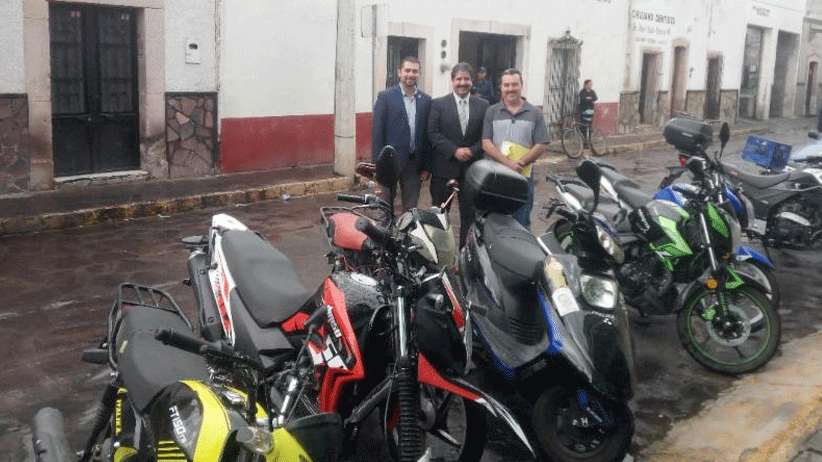 Otorga Finanzas seguridad jurídica a 150 motociclistas de Jerez mediante programa de plaqueo
