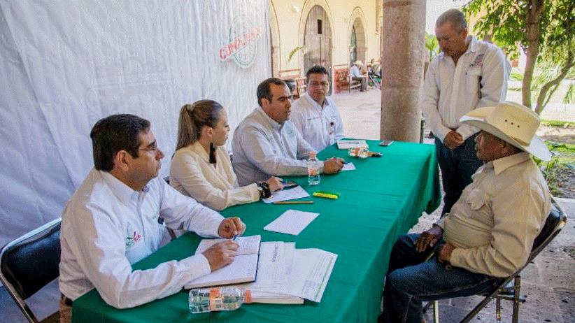 Secretario de Obras Públicas atiende a habitantes del Teúl de González Ortega