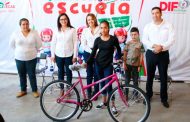 Reciben bicicletas estudiantes destacados de Momax