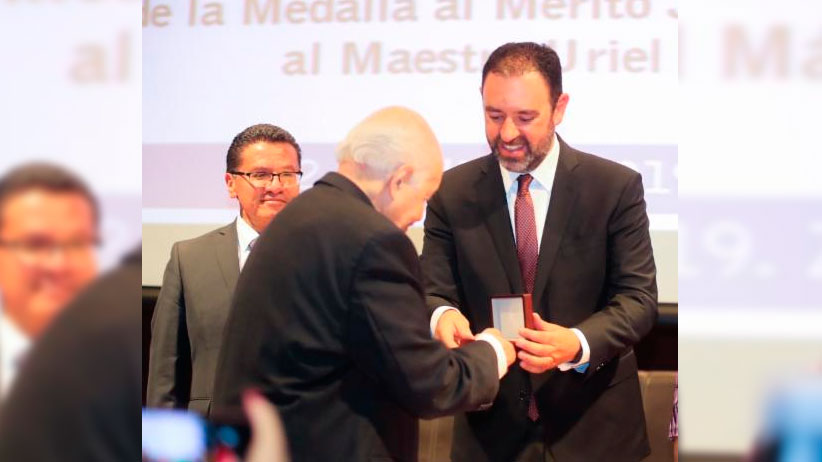 Recibe Uriel Márquez medalla al mérito jurídico Tomás Torres, por su aportación al derecho