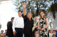 Corona Julio César Chávez a reina de adultos mayores de Guadalupe