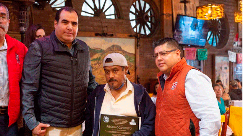 Entregan reconocimiento por antigüedad a trabajadores de la Secretaría de Obras Públicas