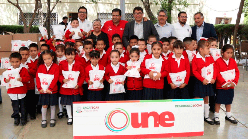UNE entrega 28 mil 544 paquetes escolares en Fresnillo con una inversión superior a 1.5 mdp