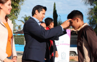 Entrega Julio César Chávez lentes  a estudiantes de telesecundaria