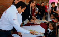 Entrega Julio César Chávez  útiles escolares en Jardín de Niños