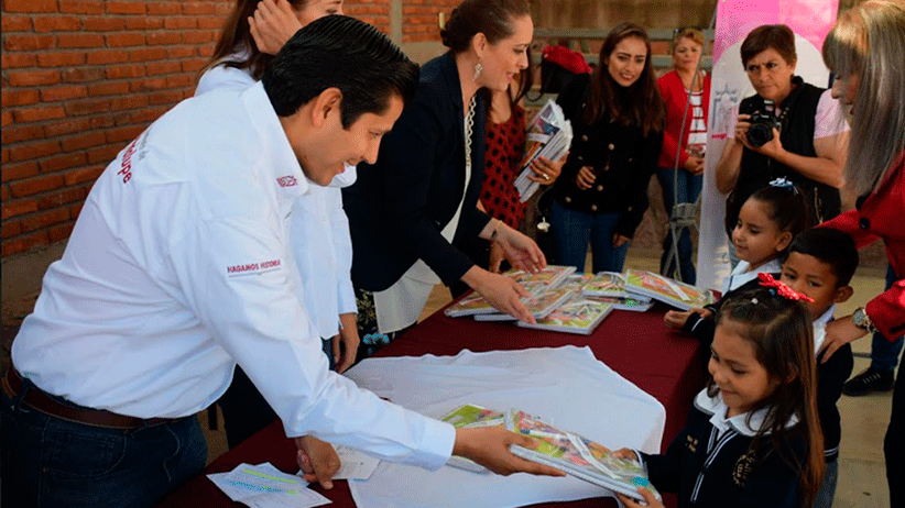 Entrega Julio César Chávez  útiles escolares en Jardín de Niños