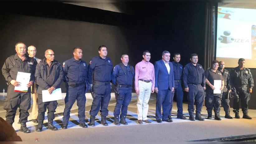 Elementos de corporaciones policiales reciben su certificado de preparatoria