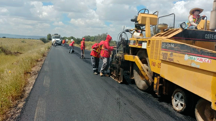 Secretaría de Obras Públicas rehabilita vías de comunicación en Pinos