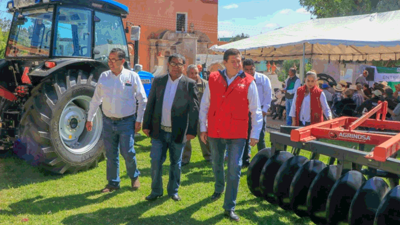 Agroproductores de Pánuco reciben arados, remolques, molinos y tubería de conducción