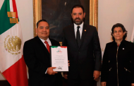 Gobernador toma protesta a funcionarios del ámbito educativo y SEDIF