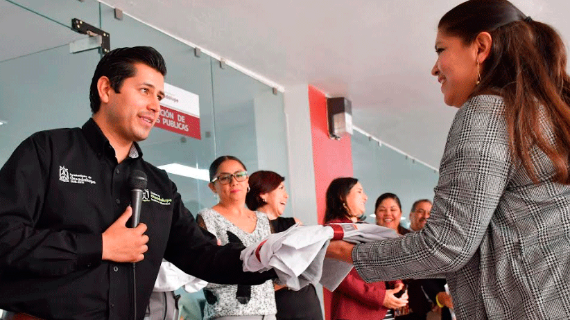 Entregan uniformes a personal administrativo  y operativo de la Dirección de Obras Públicas