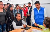 Julio César Chávez acerca ofertas de empleo  a universitarios
