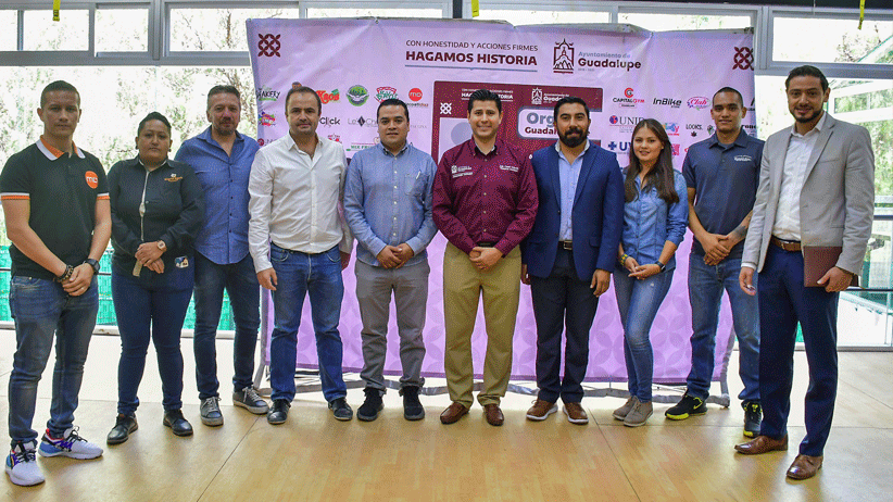 Julio César Chávez presenta  tarjeta Orgullo Guadalupense