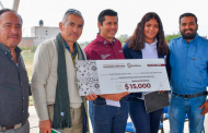 Entrega Julio César Chávez  apoyo económico a preparatoria de Zóquite