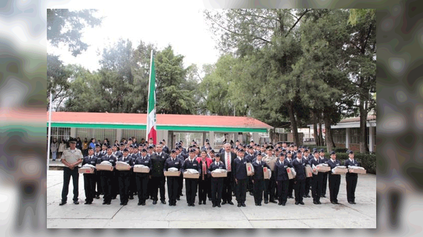 Entregan uniformes a estudiantes del bachillerato general militarizado