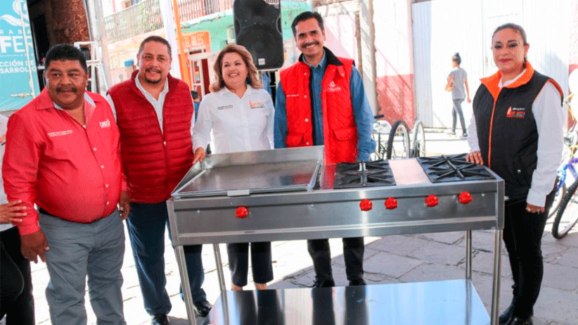 Reciben habitantes de Luis Moya servicios médicos, asesoría legal y más, en la Feria Diferente