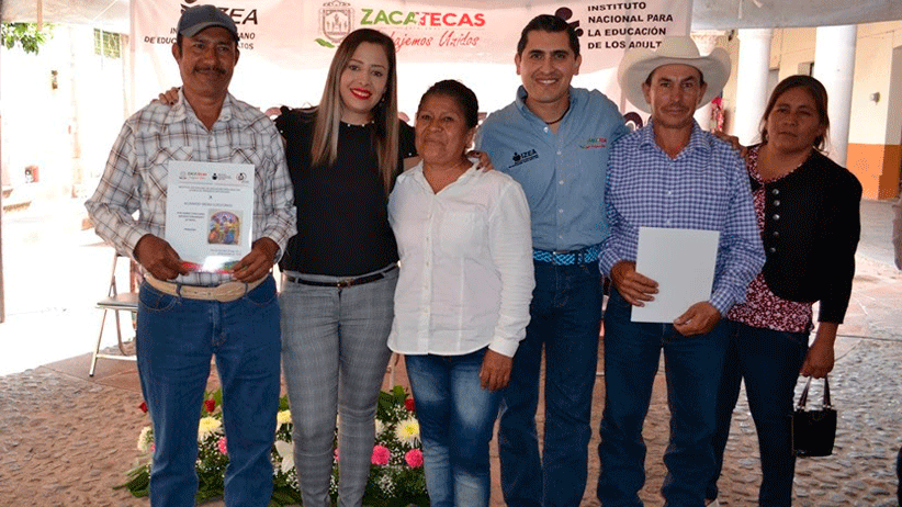 Reciben su certificado de Primaria y Secundaria 60 adultos del Teul de González Ortega