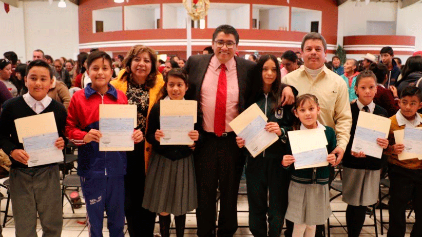 Entrega Saúl Monreal becas a estudiantes de Fresnillo