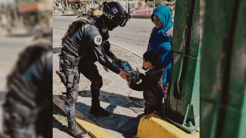Reparten juguetes y sonrisas Policías de Proximidad Social de la Capital esta Navidad