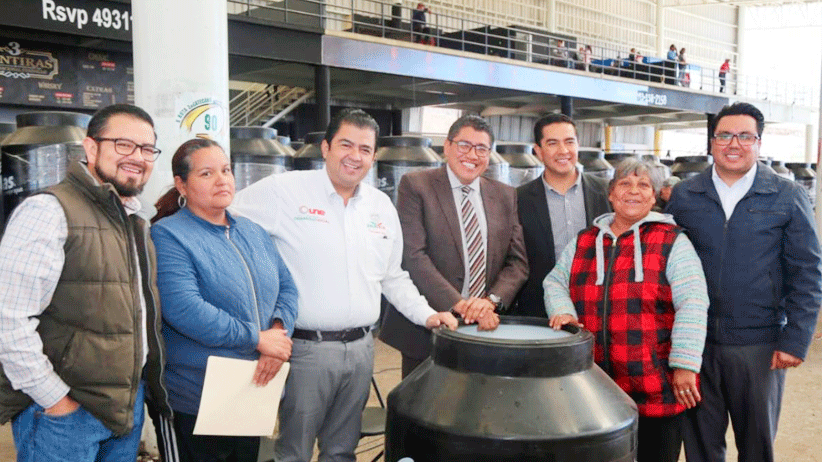 Mediante el programa une equipa tu hogar, SEDESOL entrega a familias Fresnillenses 2 mil 500 tinacos