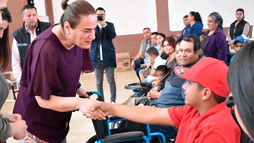 Personas con discapacidad de 14 municipios reciben sillas de ruedas, andaderas y becas de pañales