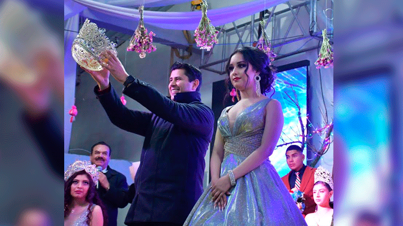 Corona Julio César Chávez a la reina  de la Feria Regional de Zóquite