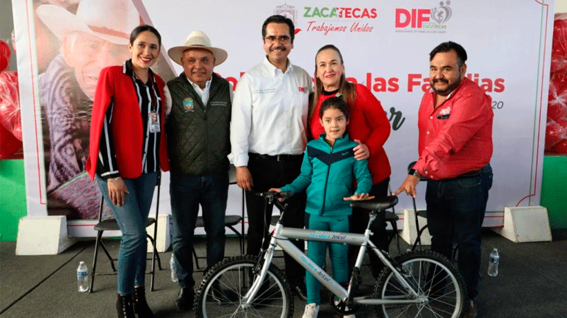 Entrega SEDIF apoyos invernales en Villa Hidalgo