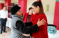 Arropa Presidenta del  SEDIF a usuarios de la Casa del Abuelo