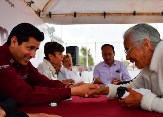 Atiende Julio César Chávez  a guadalupenses de La Martinica