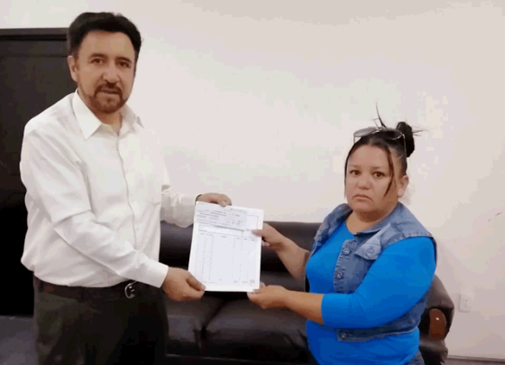 Entrega Miguel Torres apoyos a vendedores informales.
