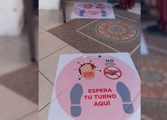 Para cuidar la salud de los  usuarios, colocan señáletica de sana distancia en la DPSV