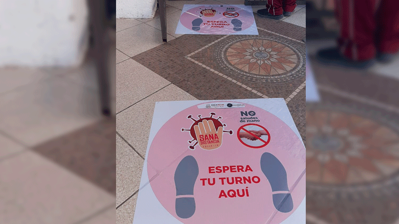 Para cuidar la salud de los  usuarios, colocan señáletica de sana distancia en la DPSV