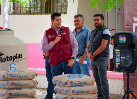 Entrega Julio César Chávez material  del Programa Mejorando tu escuela