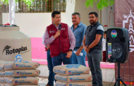 Entrega Julio César Chávez material  del Programa Mejorando tu escuela