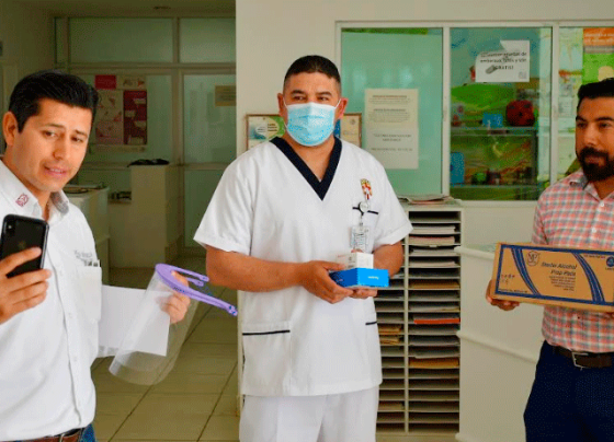 Entrega Julio César Chávez  equipo médico en centros de salud de Guadalupe