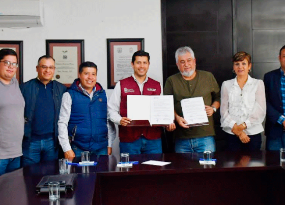 Julio César Chávez firma convenios de colaboración con mecánicos y apicultores guadalupenses