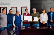 Julio César Chávez firma convenios de colaboración con mecánicos y apicultores guadalupenses