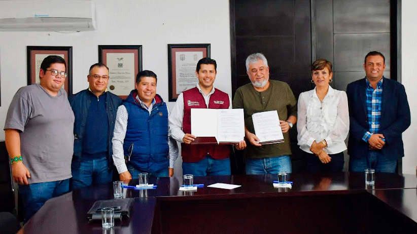 Julio César Chávez firma convenios de colaboración con mecánicos y apicultores guadalupenses