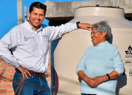 El bienestar de la gente es la recompensa: Julio César Chávez al supervisar la instalación tinacos